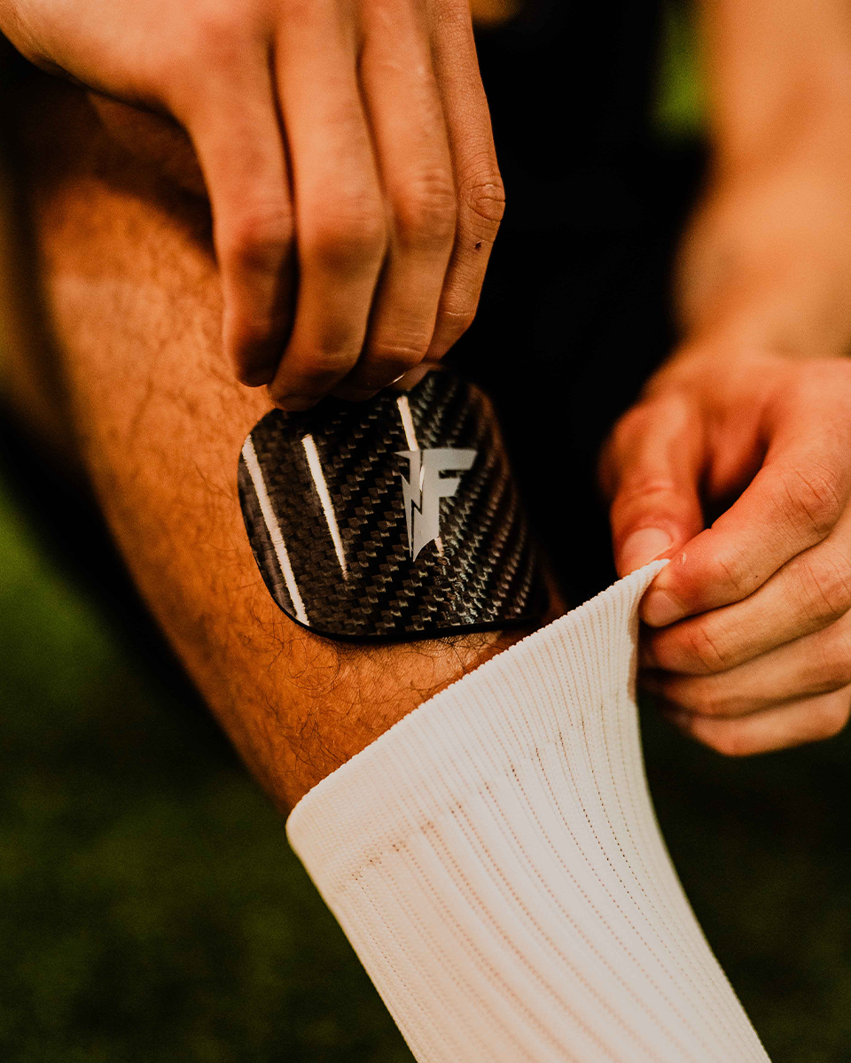 Carbon-Schienbeinschoner