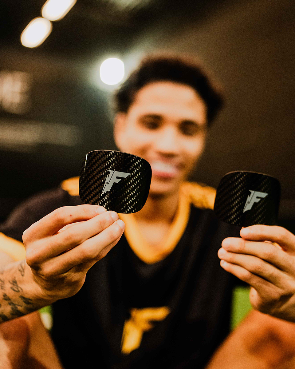 Carbon-Schienbeinschoner