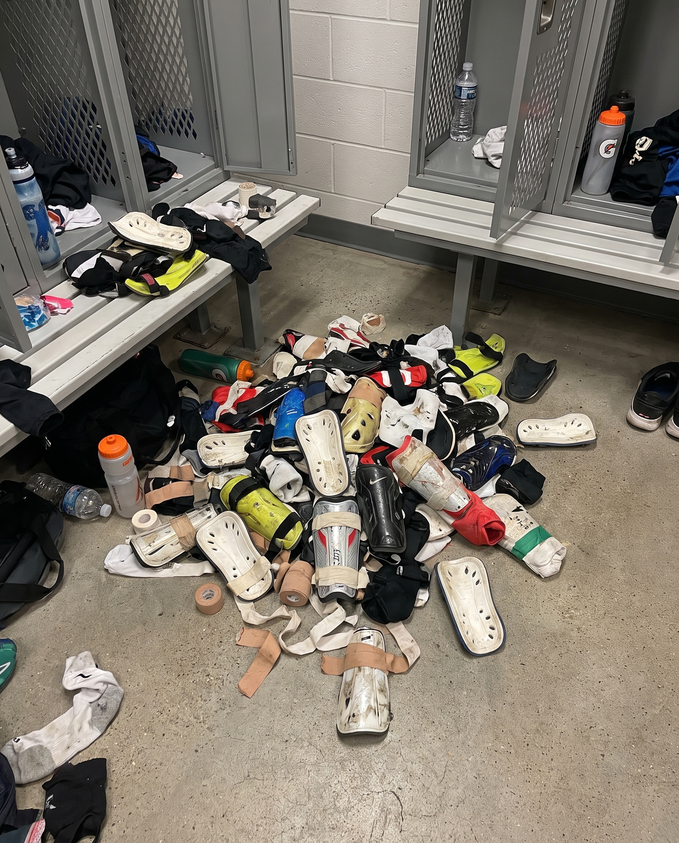 Le rouleau de ruban adhésif pour chaussettes à moitié utilisé